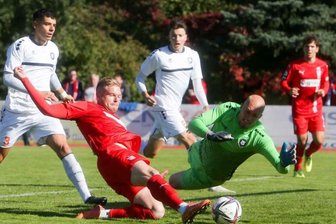 Sachsenpokal: FSV Zwickau gewinnt bei Inter Leipzig - Lars Lokotsch (2. v. l.) vor Inter-Keeper Valtonen am Ball.