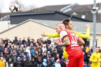 Sachsenpokal: FSV Zwickau löst Pflichtaufgabe bei Fortuna Chemnitz mit Bravour - Marc-Philipp Zimmermann setzt sich im Kopfballduell mit Dominik Hornig (VfB) durch und köpft das 1:0.