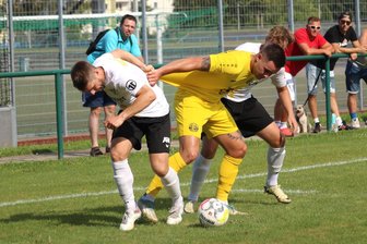 Sachsenpokal: Handwerk Rabenstein souverän, Fortuna Chemnitz nach schwachem Auftritt ausgeschieden - Benjamin Haase (VfB Fortuna/gelbes Trikot) wird von Sebastian Krause (BSC Freiberg/links) enorm gestört.