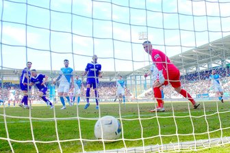 Sachsenpokal-Hit in Chemnitz eine klare Sache für den FC Erzgebirge - Erik Majetschak (2. von links) hat CFC-Torhüter Daniel Adamczyk per Kopf zum 2:0 für den FC Erzgebirge überwunden.