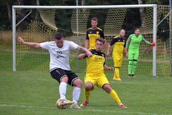 Sachsenpokal: Spieltermine stehen fest - In der ersten Runde des Sachsenpokals gewann der Oelsnitzer FC 3:0 beim ESV Zschorlau. Im Bild kämpfen der Zschorlauer Nick Haase (l.) und der Oelsnitzer Max Feistel um den Ball.