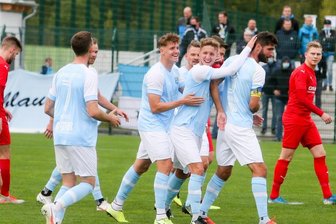 Tor für Chemnitz: Lukas Aigner, Tim Campulka und Niklas Hoheneder jubeln nach dem 0:4.