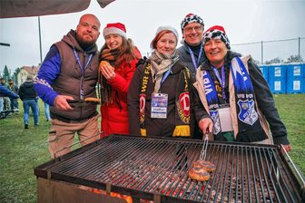Sachsenpokal VfB Empor gegen Dresden: Für diese Glauchauer ging es um die Wurst - Nick List, Julia Ettel, Anita Garand sowie Ralph und Claudia Groß (von links) gehören beim VfB Empor zum Catering-Personal. Am Mittwoch hatten sie alle Hände voll zu tun. Zum Glück blieb etwas für das eigene Abendbrot übrig.