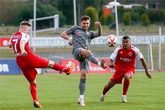 Sachsenpokal: Zwickau locker ins Viertelfinale, CFC schon im Halbfinale - Yannik Möker (Mitte), hier gegen die Kamenzer Florian Kärger (li.) und Miguel Rodrigues, glänzte beim 5:0-Sieg des FSV Zwickau als zweifacher Torschütze.