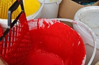 Sachsenring: 2,7 Tonnen Farbe für Fahrbahnbegrenzung nötig - Farbeimer, Abstreifgitter - eigentlich sieht alles ganz gewöhnlich aus. Doch die Farbe hat es in sich.