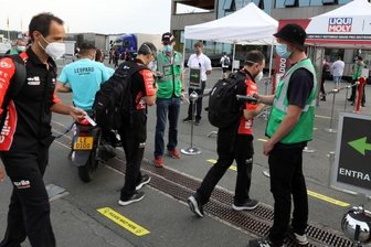 Sachsenring 2022: Ohne Helfer geht es nicht - Die Helfer in Grün dafür, sorgen dass alles geordnet abläuft.