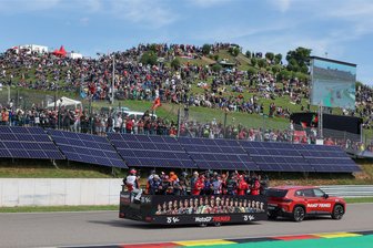 Sachsenring: 400.000-Euro-Investition für Strom direkt von der Rennstrecke - Die Module der Photovoltaik-Anlage waren bereits beim Moto-GP Anfang Juli am Sachsenring zu sehen, im Bild bei der Fahrerpräsentation. Jetzt wurde die Anlage angeschlossen und in Betrieb genommen.