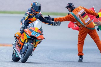 Sachsenring: Australier Remy Gardner siegt im Moto2-Rennen - Der Fahrer Remy Gardner aus Australien vom Team Red Bull KTM Ajo jubelt nach dem Sieg bei seiner Ehrenrunde auf dem Sachsenring.