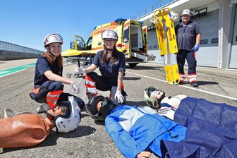 Sachsenring: Bekommen Notfallsanitäter jede Art von Helm vom Kopf eines Verletzten? - Von links: Sina Knau, Leonie Schulze und Mirko Seidel beim Training zur Helmabnahme. Foto: