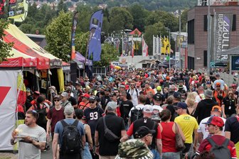 Sachsenring: Betrunkener schlägt auf Polizisten ein - Der überwiegende Teil der Fans am Sachsenring verhält sich friedlich. Es gibt aber Ausnahmen.