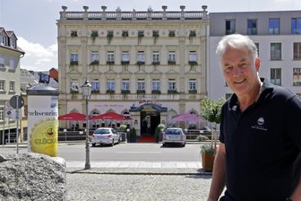 Sachsenring-Buchungsportal: Damit auch Spätbucher wie Keanu Reeves noch ein Zimmer bekommen - Zum letzten Moto-GP hat Schwanen-Chef Bernd Frank mit seinem Sachsenring-Zimmerpool einen besonderen Coup gelandet. Doch nicht nur deswegen soll das Buchungsportal ausgebaut werden.