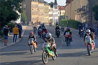Sachsenring Classic: Fast wie früher - Beim Rahmenprogramm der Sachsenring Classic am Samstagabend ging es vom neuen Ring über die alte Strecke auf den Altmarkt in Hohenstein-Ernstthal.
