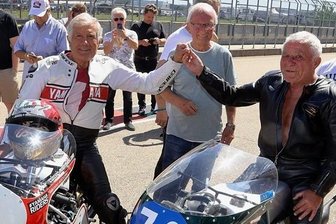 Sachsenring Classic: Heinz Rosner dreht letzte Runde voller Emotionen - Zwei Legenden unter sich: Heinz Rosner (rechts) und Giacomo Agostini. 