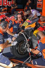 Sachsenring: Die Wunderwerke der Technik - Bei trockener Piste setzen die Piloten - hier das Bike von KTM-Fahrer Brad Binder - auf Scheibenbremsen aus Carbon. 