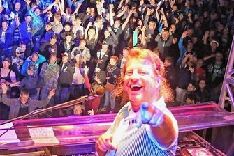 Sachsenring-DJ Stephan Mangelsdorff stirbt mit 63 Jahren - Wenn Stephan Mangelsdorff auf dem Ankerberg auflegte, wie hier 2014, feierten Tausende Menschen bis in die Morgenstunden. 