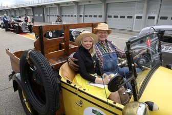 Sachsenring empfängt rollendes Museum - Natalia und Christian Mehl im Chevrolet National AB, Baujahr 1828. 