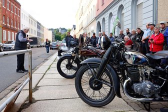Sachsenring-Geschichte: Als vor 100 Jahren Motorräder als „Werkzeuge des Bösen“ galten - An der Schützenstraße wurde an ein besonderes Kapitel Sachsenring-Geschichte erinnert.