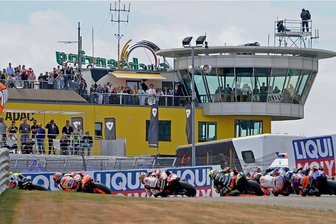 2019 kamen an den drei Grand-Prix-Tagen zusammengerechnet 201.162 Zuschauern an den Sachsenring. Wie viele es vom 18. bis 20. Juni 2021 werden, ob überhaupt Fans die Rennen der Motorrad-WM vor Ort sehen können, das ist noch völlig offen. 