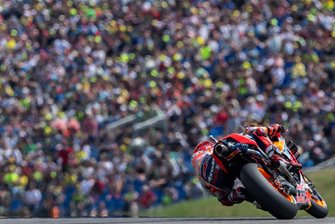 Sachsenring-Grand-Prix: Marquez knackt Streckenrekord und holt die Pole - Marc Marquez  auf der Strecke vor einer Zuschauertribüne.