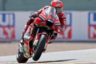 Der schnellste im Zeittraining und damit auf Startplatz eins am Sonntag zum Rennen. Francesco Bagnaia auf Ducati.