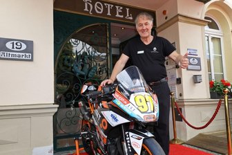 Sachsenring-Grand-Prix: So läuft es für die Hotels und Gaststätten der Region - Bernd Frank vom Hotel "Drei Schwanen" freut sich über ein volles Haus. Möglich machen dies solche Motorräder, die am Wochenende auf dem Sachsenring zu erleben sind.