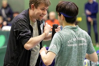 Sachsenring hält Chance auf Klassenerhalt in eigener Hand - TTC-Teamchef Christian Hornbogen (links, bei einer Besprechung mit Hsin-Yang Li) hat gut lachen: Vor dem letzten Saisonspiel in der 2. Tischtennis-Bundesliga hat seine Mannschaft ihre Position im Kampf um den Klassenerhalt deutlich verbessert. 