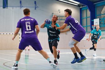 Sachsenring-Handballer lassen sich möglichen Sieg in der Schlussphase nehmen - Justin Bückelmann (am Ball) war mit neun Toren bester HSG-Werfer.