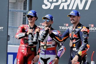 Sachsenring: Jorge Martin holt den Sprintsieg, Marc Marquez schreibt die Schlagzeilen - Den Sekt für die drei Erstplatzierten des Sprints - Francesco Bagnaia, Jorge Martin und Jack Miller (v. l.) - gab es nur zum Versprühen. 