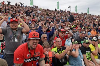 Sachsenring-Jubiläum 2027: Der ADAC führt Gespräche für neuen Vertrag - Der Sachsenring ist als Zuschauermagnet – hier im Juli 2024 – beim Vermarkter Dorna ein gern gesehener Gastgeber der WM.