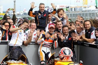 Marc Marquez (unten Mitte) feiert mit seinem Team. 