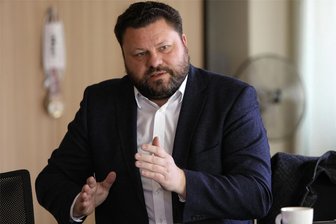Sachsenring-Lärm: „Jetzt ist es wieder laut und der OB macht nichts“ - Während einige Anwohner des Sachsenrings sich zuletzt sehr kritisch zu dem zwischen Landesdirektion Sachsen und Verkehrssicherheitszentrum geschlossenen Vergleich geäußert haben, war aus dem Rathaus wenig zu hören. Jetzt sagt Oberbürgermeister Lars Kluge (CDU), warum das so ist und wie er zum Lärmstreit steht.