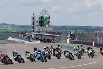 Sachsenring-Lärm: „Meckerer“ mischen den Stadtrat auf - Die Rennen auf dem Sachsenring, wie hier die Superbikes bei der Internationalen Deutschen Motorradmeisterschaft im Mai, stehen nicht in der Kritik. Proteste gegen den Lärm abseits der Rennveranstaltungen sind jetzt jedoch lautstark beim Stadtrat vorgetragen worden.