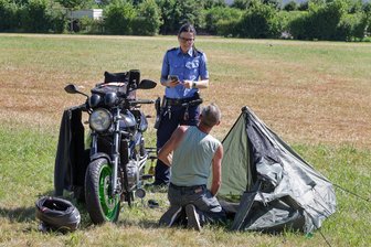 Sachsenring: Moto-GP-Fan sucht tagelang vergeblich nach seinem Zelt - Als René nach vier Tagen wieder bei seinem Motorrad nebst Zelt angekommen ist, befragt ihn die Hohenstein-Ernstthaler Bürgerpolizistin Nancy Rösner. Alle anderen Fans sind inzwischen längst abgereist.
