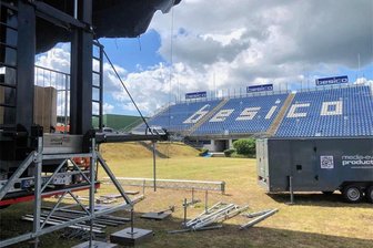 Sachsenring: Nach dem Grand Prix ist vor dem Open-Air - An der Besico-Tribüne des Sachsenrings hat der Umbau für "Philharmonic Rock" begonnen.