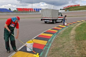 Sachsenring: Neue Farben sorgen für perfekten Halt - Das erste Mal beim Streichen auf dem Sachsenring dabei ist Bert Silbermann aus Hohenstein-Ernstthal. Er und seine Kollegen haben in den vergangenen Tagen auf der 3704 Meter langen Strecke mit vier Rechts- und zehn Linkskurven rund 2,7 Tonnen Spezialfarbe aufgetragen.