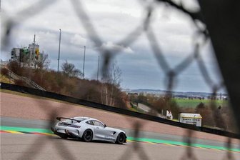 Sachsenring: Noch keine Entscheidung zum Lärmgutachten - Ein weithin hörbares Rennauto auf der Strecke des Sachsenrings. 
