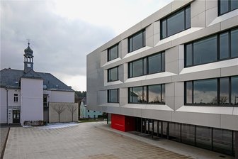 Sachsenring-Oberschule wegen Häufung von Coronafällen komplett zu - Die Sachsenring-Oberschule in Hohenstein-Ernstthal ist wegen mehreren Fällen von Ansteckung mit dem Coronavirus geschlossen.