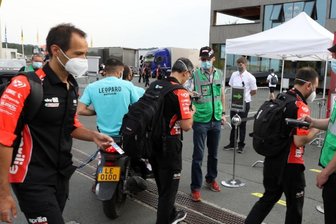 Sachsenring - Ohne Helfer geht es nicht - Immer, wenn der Ansturm aufs Veranstaltungsgelände, wie etwa hier im Juni dieses Jahres beginnt, sorgen die Helfer in Grün dafür, dass alles geordnet abläuft.
