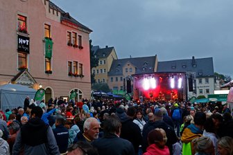 Sachsenring-Partylaune wird auch durch Samstags-Regen nicht gestört - Beim Auftritt von RBII am Samstag war der Altmarkt auch bei mäßigem Wetter gut gefüllt.