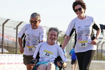 Sachsenring: Rollstuhlfahrer bewältigt Spendenlauf - Martina und Volker Seyfert haben ihren Freund Oliver Waibel im Rollstuhl mit auf den Rundkurs am Sachsenring genommen. 