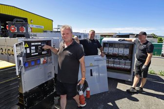 Sachsenring rüstet sich: Was braucht eine Rennstrecke, um für den Moto-GP zu taugen? - Von links: Uwe Dressler (hier mit seinen Mitarbeitern Tino Melzer und Steffen Seifert) ist am Sachsenring dafür zuständig, dass überall genug „Saft“ anliegt.