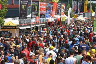Sachsenring-Saison bringt 19 Millionen Euro - Der Sachsenring Moto GP verwandelt die gesamte Fläche des angrenzenden Gewerbegebietes in eine Einkaufsmeile. Tausende Gäste sind hier schon am Morgen unterwegs.