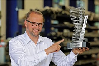 Sachsenring-Trophäen in neuem Design - Die Pokale für die Motorradweltmeisterschaft auf dem Sachsenring sind in diesem Jahr ein besonderer Hingucker. Dirk Maltitz von der gleichnamigen Metallbaufirma in Gersdorf mit einer der diesjährigen Trophäen.