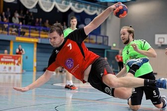 Sachsenring trotz Unterzahl erfolgreich - Die Handballer der HSG Sachsenring (rot: Daniel Bergmann) bestritten das Derby gegen den HC Fraureuth mit 30:28 erfolgreich.