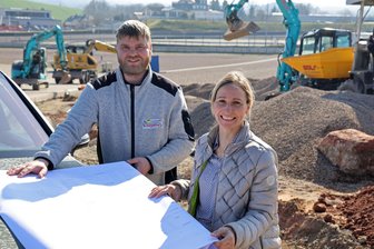 Sachsenring: Umbau an der Rennstrecke soll Omega-Kurve und Sachsenkurve sicherer machen - Philipp Molch, der leitende Techniker im VSZ, koordiniert die Arbeiten. Susann Urlaß-Wolf ist Geschäftsführerin der bauausführenden Firma.