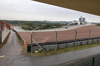 Sachsenring: Vergleich bringt Schallschutzwände und Ruhetag - Der Vergleich zur Reduzierung der Lärmbelastung für Anwohner beinhaltet unter anderem die Verlängerung und Erhöhung der Lärmschutzwand (links) am Queckenberg.