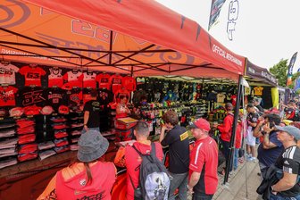 Sachsenring: Welche besonderen Fanartikel gibt es beim Moto-GP? - Die Stände mit Fanartikeln sind dicht umlagert. Was gibt es neben Basecaps bis Shirts?