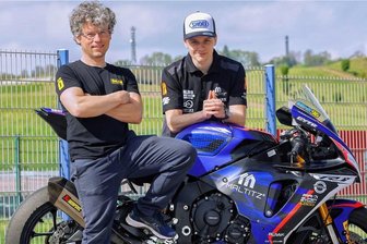 Sachsenring: Wird der Motorradsport zum Luxusgut? Das sagen Moritz und Steve Jenkner - Steve und Moritz Jenkner sind am Wochenende auf dem Sachsenring im Einsatz. Der Sohn als Fahrer in der Superbike-Klasse; der Vater hilft besonders den Hobbyfahrern mit Ausrüstung und Tipps bei der Technik der Motorräder. Foto: Andreas Kretschel
