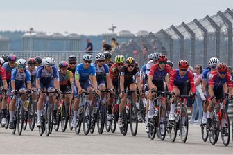 Sachsenringradrennen: Wenn der Siebte Erster wird - und gleichzeitig eine weitere Medaille verpasst - Zu Beginn des Elite-Rennens auf dem Sachsenring war das Feld noch dicht beisammen.