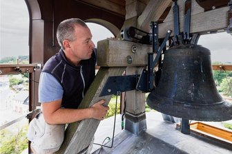 Sachsens älteste Bergglocke ruft zum Fest in Scheibenberg - Schwindelfrei muss man sein, will man die Silberglocke der Sankt Johanniskirche in Scheibenberg in luftiger Höhe betrachten - sowie wie hier Kirchner und Friedhofsmeister Reiko Lötsch. 